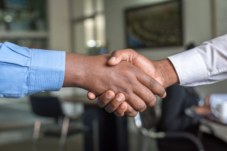 الاندماج والاستحواذ والشراكات الاستثمارية للمجموعات الكبرى في الرياض والسعودية